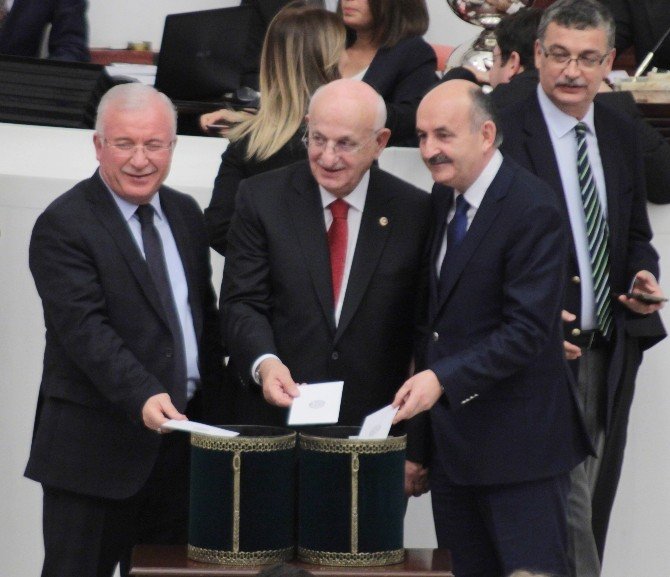 Davutoğlu Ve Kılıçdaroğlu Oy Kullanmak İçin Arka Arkaya Sıraya Girdi