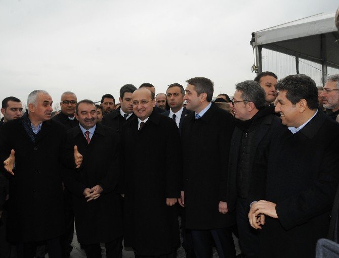 Ak Parti’den Bayırbucak Türkmenleri’ne 54 Tır Yardım Malzemesi