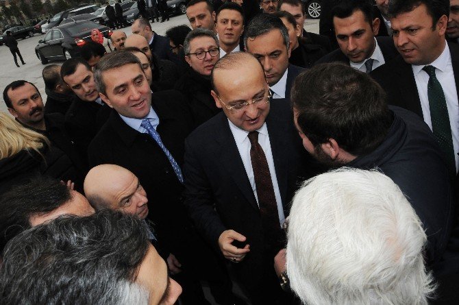 Ak Parti’den Bayırbucak Türkmenleri’ne 54 Tır Yardım Malzemesi