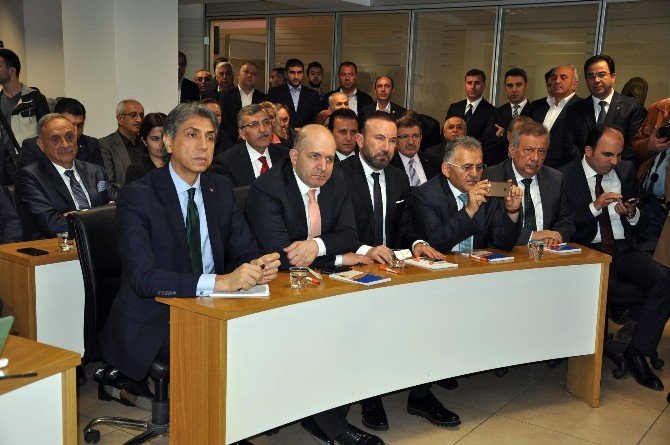Ak Partili Özhaseki: ’’Hdp’li Belediyeler Bütçelerinin Tamamına Yakınını Personele Ayırıyor’’
