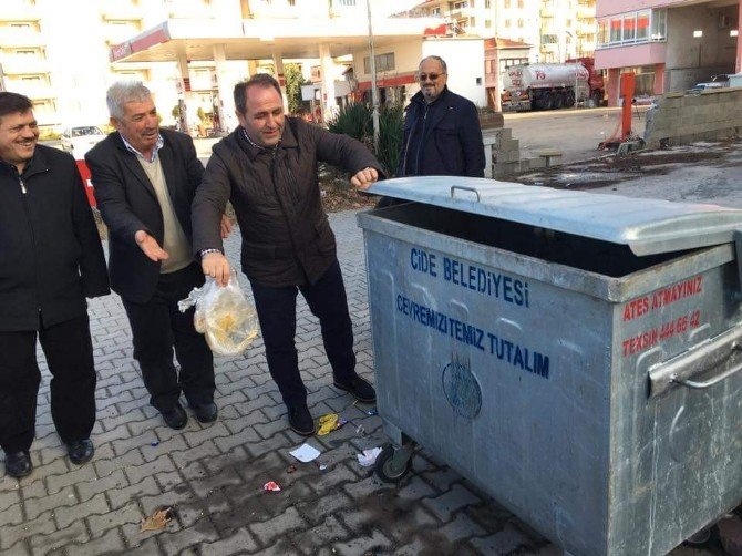 Çevre Komisyon Üyesi Demir, Sokaktan Çöp Topladı