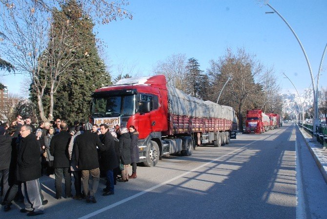 Tokat’tan Bayır Bucak Türkmenlerine 8 Tır Yardım