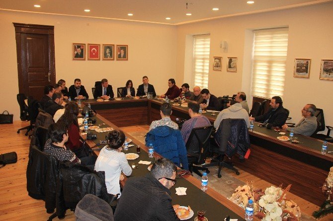 Ak Parti İl Başkanı Haydar Revi Basın Toplantısı Düzenledi