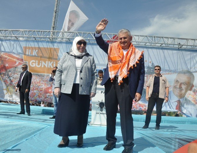 Binali Yıldırım’a İzmir’de Coşkulu Karşılama