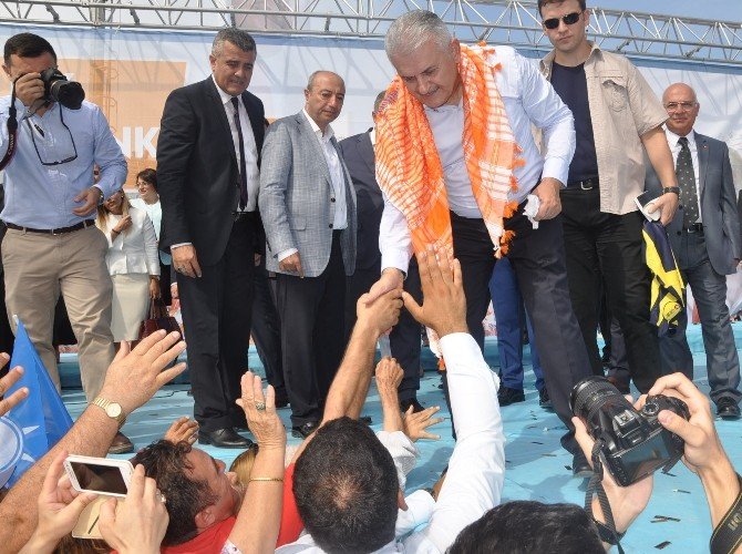 Binali Yıldırım’a İzmir’de Coşkulu Karşılama