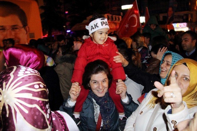 Samsun’da Seçim Sonuçları Bayram Havasında Kutlandı