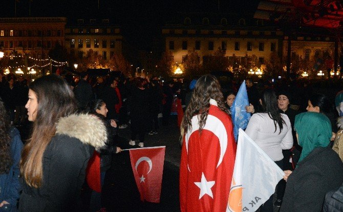 Stockholm’deki Ak Partililer Zaferlerini Kutladılar