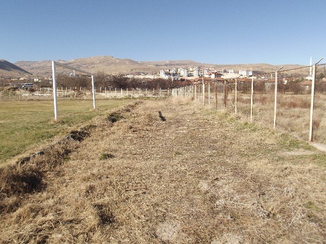 Akçadağ Stadı Kaderine Terk Edildi