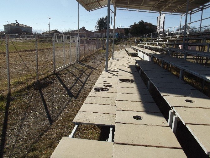Akçadağ Stadı Kaderine Terk Edildi