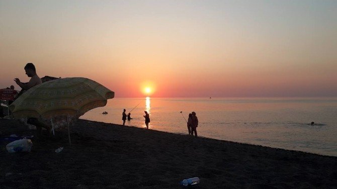 Akçakoca’da Turistler Gün Batımını Fotoğraflamak İçin Nöbet Tuttuyor