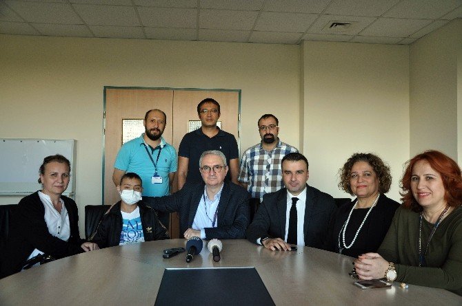 Böbrek Yetmezliği Bulunan 15 Yaşındaki Furkan Annesi’nin Böbreğiyle Hayata Tutundu