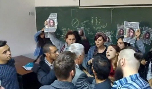 Sınıf Basıp Tacizci Aradılar, Her Şeyi Kameraya Kaydettiler