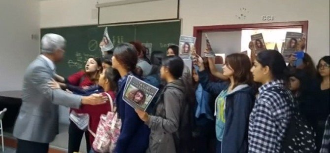 Sınıf Basıp Tacizci Aradılar, Her Şeyi Kameraya Kaydettiler