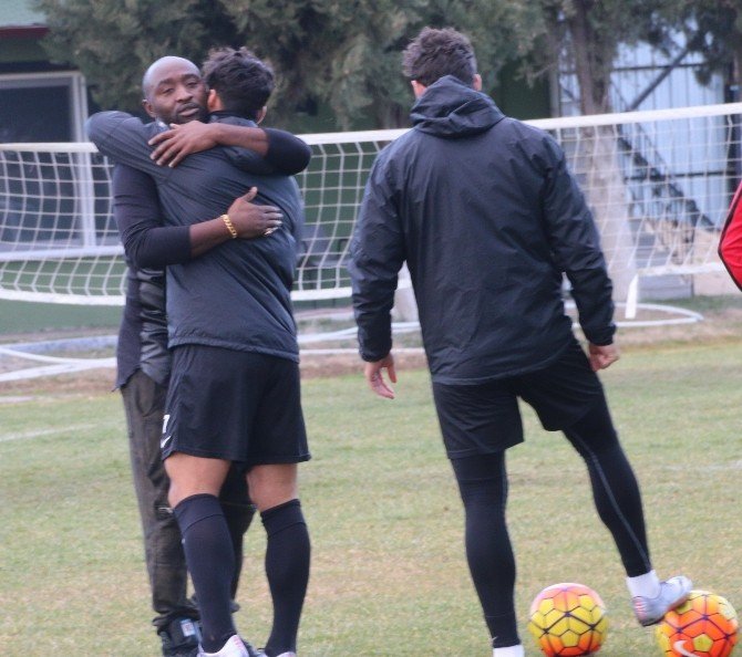 Akhisar Belediyespor’da Lualua Takım Arkadaşlarına Veda Etti