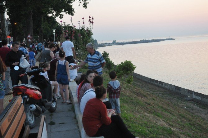 Akçakoca’da Turistler Gün Batımını Fotoğraflamak İçin Nöbet Tuttuyor