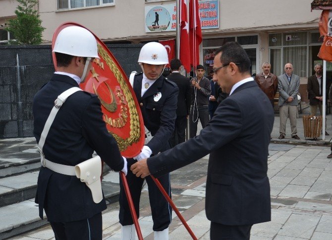 Alaçam’da Çelenk Koyma Töreni