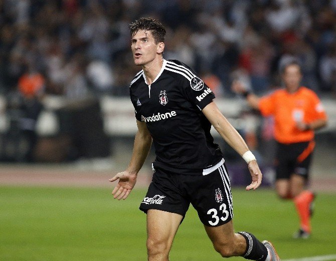 Podolskı Kadroda, Gomez Yok