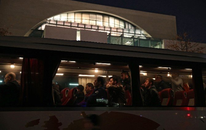 Belediye Başkanı, Merkel’e Bir Otobüs Dolusu Mülteci Gönderdi