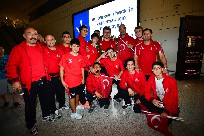Şampiyon, Yurda Döndü…