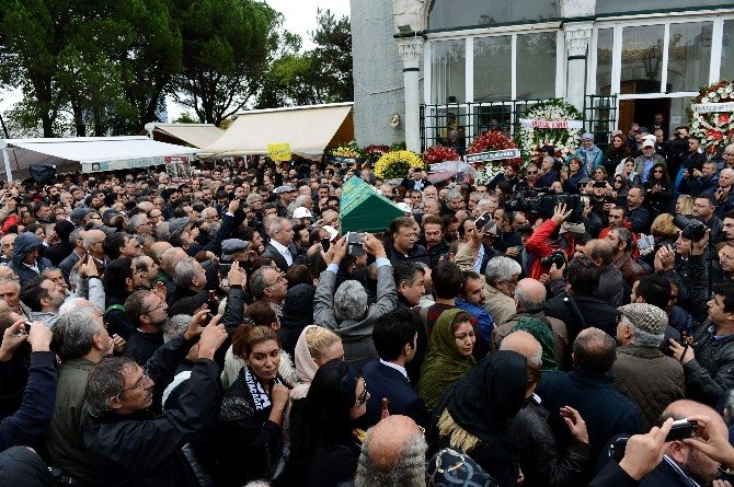 Levent Kırca Alkışlar Eşliğinde Son Yolculuğuna Uğurlandı