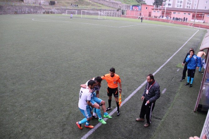 Sakatlanan Futbolcu Sahadan Arkadaşlarının Omuzunda Çıktı