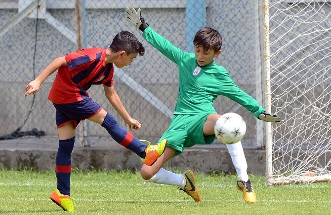 Çocuklar Sahada, Anneler Tribünde