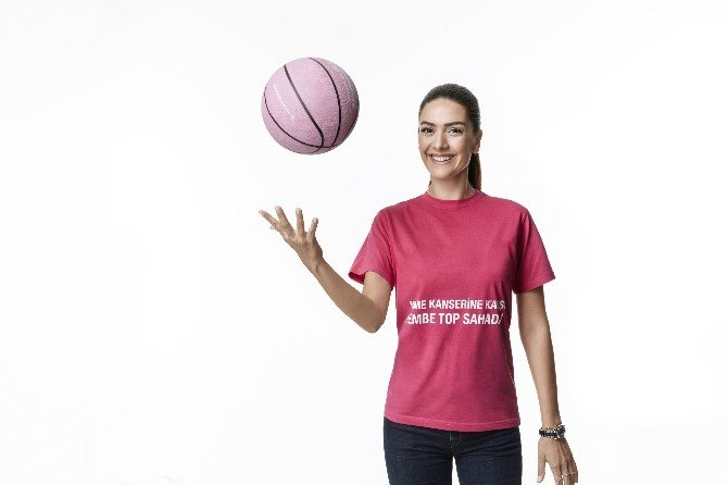 Meme Kanserine Karşı ’Pembe Top Sahada’
