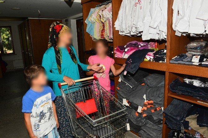 Büyükşehir’in Giysi Yardım Merkezi’nden 800 Yoksul Aile Yararlanıyor
