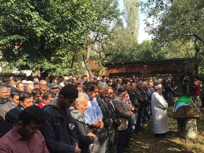 Ankara’daki Patlamada Hayatını Kaybeden Hdp’li Eş Başkan Bolu’da Toprağa Verildi