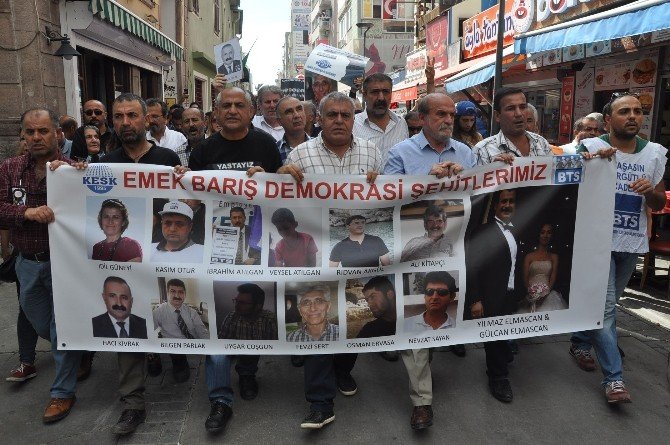 Ankara’daki Patlamada Ölenler İçin Gar’da Anma