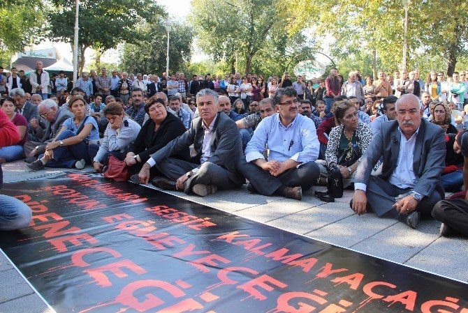 Hdp Seçim Minibüslerini Siyah Bezle Kapattı