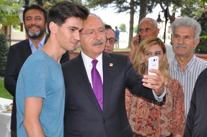 Gencin Elleri Titreyince Selfıe’yi Kılıçdaroğlu Çekti
