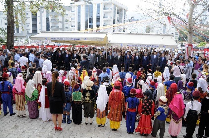 Antalya’da Yeni Eğitim-öğretim Yılı, 81 İlden Yöresel Kıyafetli Öğrencilerin Birlik Mesajıyla Açıldı
