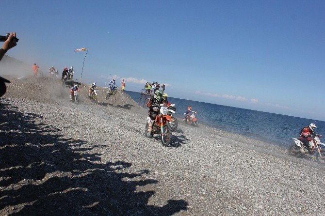 Zorlu Enduro Yarışında Kıran Kırana Mücadele