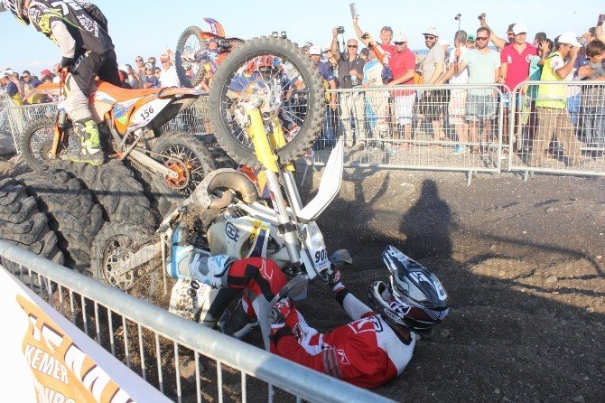 Zorlu Enduro Yarışında Kıran Kırana Mücadele