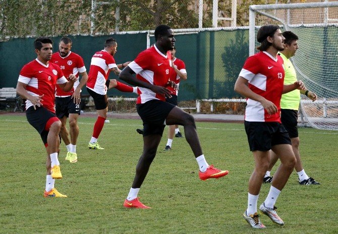 Antalyaspor Genç Ganalı’yı Deniyor