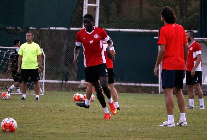 Antalyaspor Genç Ganalı’yı Deniyor