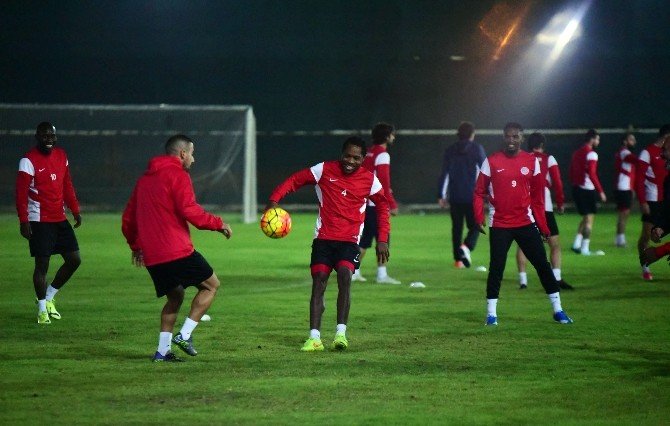 Şimşek: “Galatasaray’ın Hocasının Olmaması İşimizi Zorlaştıracak”