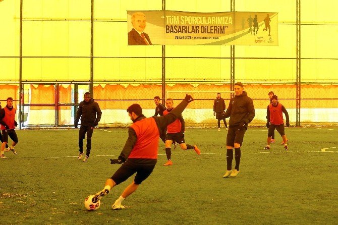 Medipol Başakşehirli Futbolcular, Spor Parkı’nda Antrenman Yaptı