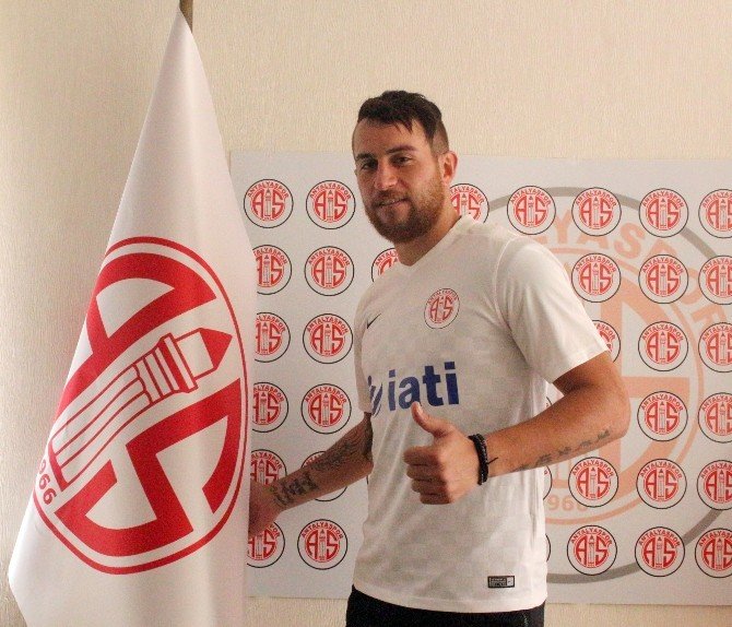 Antalyaspor Ozan İpek İle 1 Yıllık Sözleşme İmzaladı