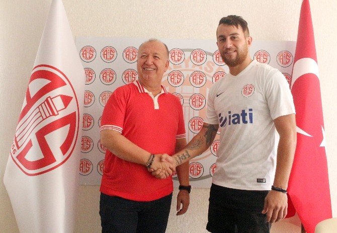 Antalyaspor Ozan İpek İle 1 Yıllık Sözleşme İmzaladı