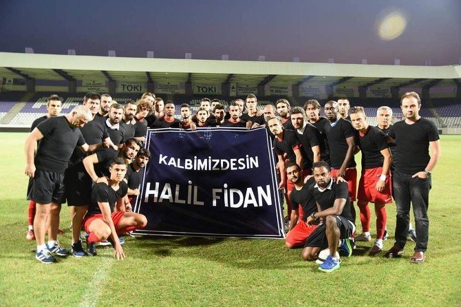 Antalyaspor Halil Fidan İçin Sahaya Siyah Tişört Ve “Kalbimizdesin” Pankartı İle Çıktı