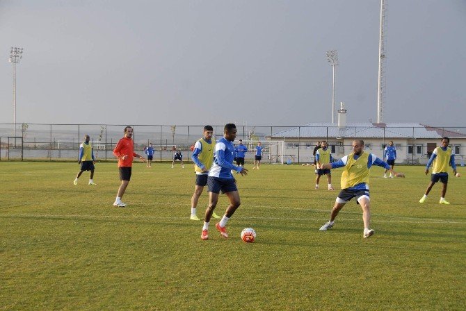 Antalyaspor Yeni Sezon Hazırlıklarını Yağmur Altında Sürdürdü