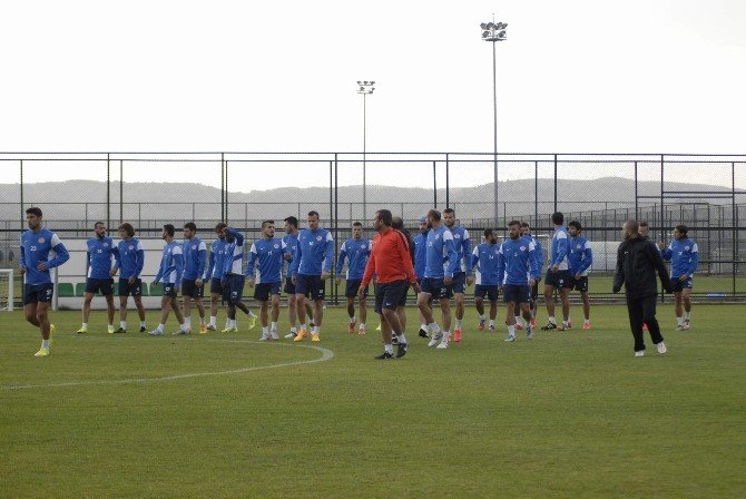 Antalyaspor Yeni Sezon Hazırlıklarını Yağmur Altında Sürdürdü
