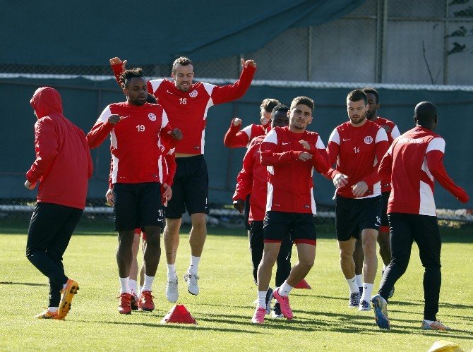 Antalyaspor Antrenmanına Moraıs Damgası