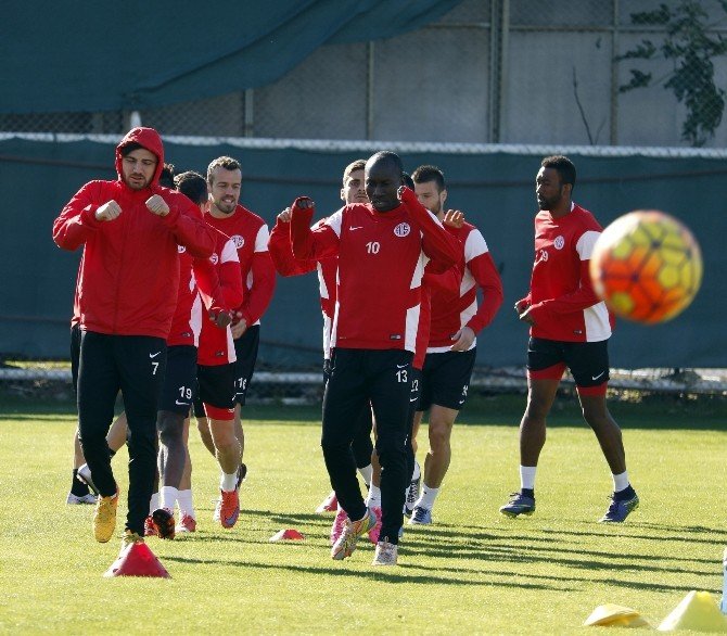 Antalyaspor Antrenmanına Moraıs Damgası