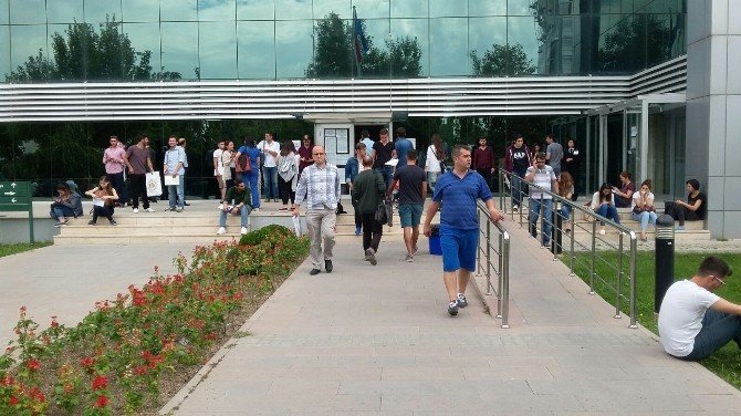 Aöf Önünde Kayıt Yoğunluğu Arttı