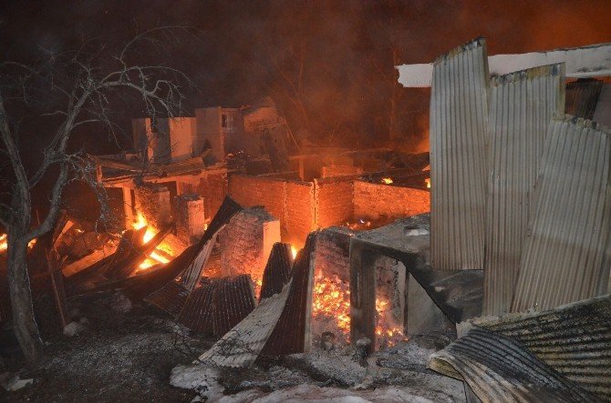 Şavşat’ta 4 Ev Yanarak Kül Oldu