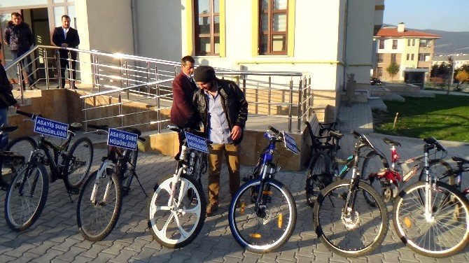 Bolu Polisi Kentte Çalınan 42 Bisikleti Ve Faillerini Yakaladı