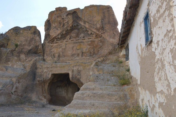 Aslanlı Mabet’i Yıllardır ‘Aslanlar’ Gibi Korumaya Çalışıyor